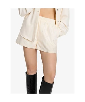 
Alix The Label dameskleding, korte short met all over tone op tone borduursel met de logo BULL in de kleur creme.
Relaxed shorts cut from a flowy twill fabric.
Designed with small bull embroideries all over.
Combine with my matching jacket for a complete look.
78% Polyester / 16% Rayon / 6% Elastane
Cold handwash
Short fit
Elastic inside the waistband
Slip on style (no closure)
Featuring front pockets