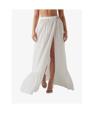 
De Guess Rok in de kleur Pure White is een lange, soepel vallende rok van viscose, met comfortabele hoge taille, zoom met ruche, driehoek logo op de achterkant en knoopsluiting met zeester van stras in de taille.