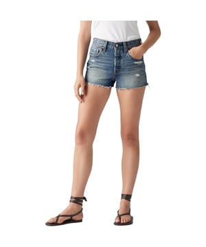 
Ervaar de ultieme combinatie van stijl en comfort met de 501 Original Short van Levi's. Deze korte broek heeft een stoere blauwe wassing en de bende Levis details zoals de red tab en koperen rivets. De normale pasvorm biedt vrijheid van beweging, zodat je de hele dag kunt genieten van de zon. Met de rafelrand en destroy delen heeft deze short een trendy, vintage uitstraling. Pas deze short moeiteloos aan verschillende outfits aan en maak een statement, waar je ook gaat. Ideaal voor de warmere dagen, laat deze short je stralen in elke gelegenheid. Kies voor Levi's en ga voor kwaliteit waar je op kunt vertrouwen.