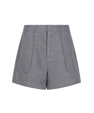 
Deze grijze melee dames short van het merk Lofty Manner is een absolute must-have voor je zomergarderobe! Gemaakt van een comfortabele en luchtige mix van 51% viscose, 27% polyester en 22% nylon, biedt deze short optimaal draagcomfort op warme dagen. De korte broek valt tot net boven de knie en heeft een vrouwelijke pasvorm. Combineer hem met een leuke top en sandalen voor een trendy zomerse look. De grijze melee kleur maakt deze short makkelijk te combineren en geschikt voor elke gelegenheid. Haal snel deze Lofty Manner short in huis en geniet van een stijlvolle en comfortabele outfit!