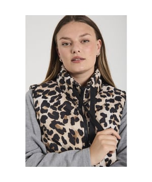 
<p>Bodywarmer van Freequent in een zachte, gewatteerde stof met luipaardprint. De bodywarmer heeft een cropped model met een ritssluiting, steekzakken en een hoge kraag met brede stoffen strikkoorden.</p>
<ul>
<li>Materiaal: buitenmateriaal,100% polyester,  voering 100% polyester,  wattering 100% polyester.</li>
<li>Valt normaal uit, is een kort model.</li>
</ul>
<p> </p>
