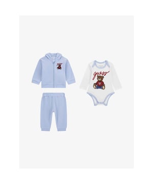 
3-delige baby Guess set. Set bestaat een joggingpak in de kleur blauw met een bijpassende rompertje met lange mouwen en grote Guess beer print.
Dit setje is te leuk om als baby cadeau te geven.