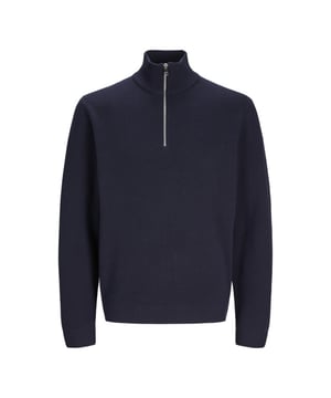 
Op zoek naar een stoere en comfortabele trui voor jouw jongen? Dan is deze navykleurige trui van Jack en Jones Kids zeker een must-have! en#10;en#10;De trui is gemaakt van een zachte en ademende mix van 50% katoen en 50% biologisch katoen. Het gebruik van biologisch katoen zorgt niet alleen voor een duurzaam product, maar ook voor een comfortabel en zacht gevoel op de huid van je kind. en#10;en#10;De trui heeft een klassieke navykleur, waardoor hij makkelijk te combineren is met verschillende outfits. Daarnaast zorgt het merk Jack en Jones Kids voor een stoere en trendy uitstraling. De trui heeft een regular fit pasvorm en is voorzien van een ronde hals en geribde boorden voor een sportieve touch. en#10;en#10;Deze trui is perfect voor alle seizoenen en kan zowel binnen als buiten gedragen worden. Ideaal voor een dagje school of een avontuurlijk weekendje weg. Bestel nu deze navykleurige trui van Jack en Jones Kids voor jouw jongen en laat hem er stijlvol en comfortabel uitzien!