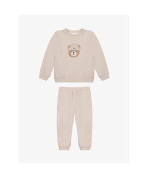 
Deze comfortabele beige tweedelige set is gemaakt van zacht katoenfleece. De sweater met lange mouwen heeft een schattige geborduurde teddybeer met een muts op de borst. De set wordt compleet gemaakt met een comfortabele bijpassende broek met elastische tailleband, perfect om in te loungen of te spelen.
