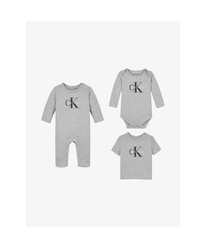 
3-delige set: romper, bodysuit en T-shirt, elastisch katoen, zachte peached afwerking. Romper: ronde hals met drukknoop; lange mouwen; drukknoopsluiting in het kruis en aan de pijpen; Calvin Klein-logo op de borst. Bodysuit: enveloppehalslijn, lange mouwen; sluiting met drie drukknopen in het kruis; Calvin Klein-logo op de voorkant. T-shirt: ronde halslijn met drukknoop; korte mouwen; Calvin Klein Jeans op de voorkant, verpakt in cadeaubox, regular fit romper en T-shirt, slim fit bodysuit.