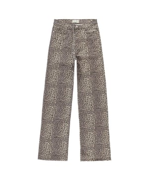 
Deze prachtige lange broek voor meisjes van het merk Cars Girls is perfect voor elke stoere meid! Met het bruin dessin kleurige design steelt ze zeker de show. De broek is gemaakt van 100% katoen, waardoor het heerlijk comfortabel zit en zacht aanvoelt op de huid. De broek is ideaal voor dagelijks gebruik en kan eenvoudig gecombineerd worden met diverse tops en schoenen. Met deze trendy broek is jouw dochter klaar om de wereld te ontdekken! Shop nu deze must-have voor een stoere look !