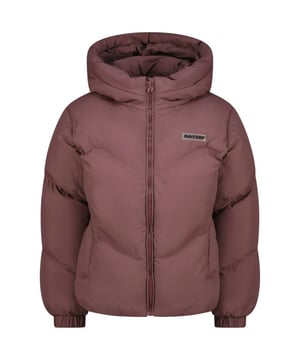 
De perfecte winterjas voor meisjes is hier! De oud roze winterjas van het merk Raizzed is een absolute must-have voor de koudere maanden. Deze jas is gemaakt van 100% polyester, wat ervoor zorgt dat hij heerlijk warm en comfortabel is. De zachte stof voelt fijn aan op de huid en houdt jouw kleine meid warm en beschermd tegen de kou.en#10;en#10;De jas heeft een trendy uitstraling dankzij de mooie oud roze kleur. Deze kleur is niet alleen helemaal in de mode, maar ook nog eens perfect voor de winter. Het geeft een vrolijke touch aan grijze dagen en past bij elke outfit. De jas heeft een mooie pasvorm en valt soepel om het lichaam van jouw dochter. De capuchon en de elastische mouwboorden zorgen ervoor dat er geen kou door kan komen en de jas goed blijft zitten.en#10;en#10;De winterjas van Raizzed is van uitstekende kwaliteit en zal jouw dochter de hele winter warm houden. Hij is geschikt voor dagelijks gebruik, maar ook voor speciale gelegenheden. De jas is gemakkelijk te combineren met verschillende kledingstukken en is daarom een echte aanwinst voor de kledingkast van jouw dochter. Zorg dat je haar deze winter blijft beschermen met deze prachtige oud roze jas van Raizzed!
