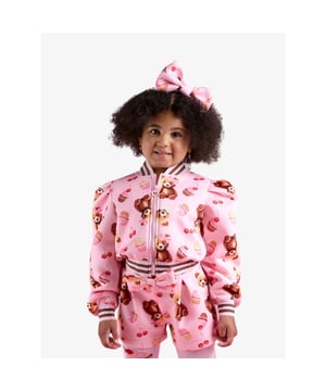 
Het Lisette bomberjack heeft onze teddybeerprint en pofmouwen, afgewerkt met roze en bruine elastische biezen. Combineer de bomber met de bijpassende set.