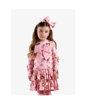 
De Liberty-jurk heeft een rok met drie ruches en een superschattig strikdetail op de voorkant met een all-over teddybeerprint. Perfect voor winterfeestjes!
