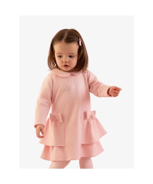 
De Juniper-jurk is een superleuke aanvulling op de garderobe van je kleintje! Met een lief kraagje en een dubbele volantzoom, compleet met twee strikken aan de voorkant en een aan de achterkant.
