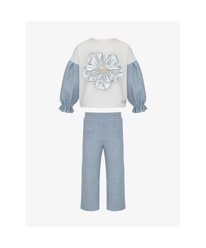 
Exclusieve meisje merkkleding van Daga. Prachtige 2-delig set uit de thema Mirage blue. Set bestaat uit een broek met rechte pijpen en een bijpassende shirt met hele grote zilveren bloem erop is genaaid.