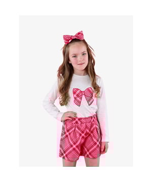 
De Lexi-shortset bestaat uit een geruite short met een elastische tailleband met merklogo, gecombineerd met een jersey top met lange mouwen en een mooi geruit strik-artwork.
