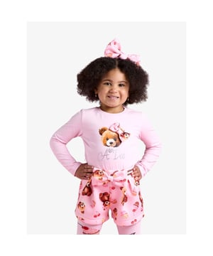 
Deze tweedelige set is zo schattig als maar kan! Hij bestaat uit een short met teddybeerprint, een comfortabele, elastische, gestreepte tailleband en een superschattige strik aan de voorkant. Gecombineerd met een top met lange mouwen en een schattig teddybeer-artwork op de voorkant.
