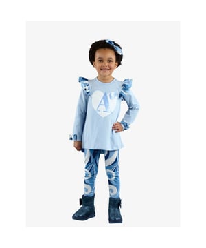 
De Nina leggingset bestaat uit een blauwe tuniektop met een klassiek pailletten-A-artwork en een bedrukte ruginzet met ruches op de schouders en strikken op elke mouw. Gecombineerd met Twilight Twirls-leggings met een strik op elke enkel.
