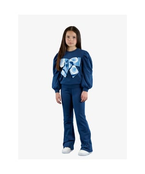 
Het Luna trainingspak is de perfecte aanvulling op je wintergarderobe! Het heeft pofmouwen en een wijd uitlopende joggingbroek. Afgewerkt met een superleuke strikapplicatie. Dit marineblauwe trainingspak wordt je go-to-look voor de winter.
