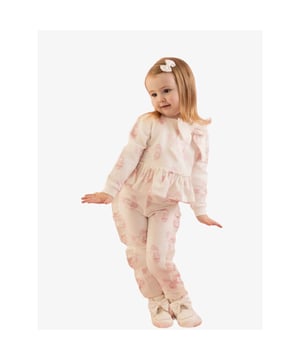 
Dit Jasmine-trainingspak heeft een top met een geplooide zoom en een schattige strikapplicatie bij de hals. De leggings matchen met de geplooide zijkanten, waardoor dit een super stijlvolle en comfortabele aanvulling is op je garderobe!
