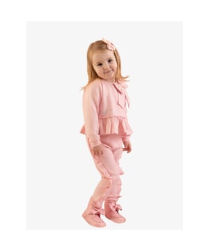
Dit Jasmine-trainingspak heeft een top met een geplooide zoom en een schattige strikapplicatie bij de hals. De leggings matchen met de geplooide zijkanten, waardoor dit een super stijlvolle en comfortabele aanvulling is op je garderobe!
