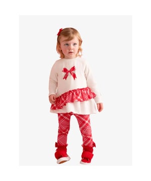 
De Kiara leggingset is de perfecte feestelijke outfit voor je kleintje. De witte top heeft een prachtig strikje met diamantjes en een prachtige ruitjesprint aan de voorkant. Combineer met een legging met ruitjesprint en een strikje op elke enkel.