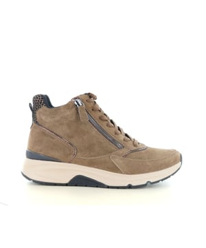 
De Gabor Rolling Soft 76.887 sneakerboot in whiskey/cognac suède combineert een sportieve uitstraling met het ongeëvenaarde comfort waar Gabor om bekendstaat. Deze halfhoge veterschoen heeft een luxe afwerking en is ideaal voor vrouwen die op zoek zijn naar een veelzijdige schoen die zowel stijlvol als functioneel is.Dankzij de praktische combinatie van veters en een rits trek je deze sneakerboot eenvoudig aan en uit, terwijl de stevige sluiting zorgt voor een optimale pasvorm. De schoen is uitgevoerd in wijdte H, speciaal ontwikkeld voor vrouwen die net wat meer ruimte wensen, zonder in te leveren op elegantie.Het grootste voordeel zit in de Rolling Soft zooltechnologie. Deze innovatieve zool ondersteunt de natuurlijke voetafwikkeling, geeft stabiliteit bij elke stap en zorgt voor een soepele en gezonde manier van lopen. Ideaal voor dagelijks gebruik, lange wandelingen of een actieve dag.Met het uitneembare voetbed is deze sneakerboot ook geschikt voor eigen steunzolen, waardoor je altijd verzekerd bent van het hoogste draagcomfort.