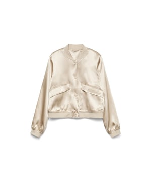 
Het goudkleurige jack van Vero Moda is een echte must-have voor de fashion-forward dames. Dit jack is perfect voor de herfst en winter, maar kan het hele jaar door gedragen worden dankzij de tijdloze kleur en stijl. Het jack is gemaakt van 100% polyester, waardoor het lichtgewicht en comfortabel is om te dragen. De zachte stof voelt luxe aan en zorgt ervoor dat je er stijlvol uitziet, terwijl je toch warm blijft. De mooie goudkleurige tint geeft elke outfit een vleugje glamour. Het jack heeft een klassiek silhouet met een ritssluiting, twee zakken aan de voorzijde en een opstaande kraag. Een veelzijdig en tijdloos item dat niet mag ontbreken in jouw garderobe. Style het met een skinny jeans en laarzen voor een casual look of combineer het met een little black dress voor een chique uitstraling. Dit goudkleurige jack van Vero Moda is een echte eyecatcher en laat je stralen op elke gelegenheid!