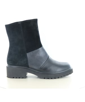 
Ga stijlvol én comfortabel de dag door met de Waldläufer 716818 enkellaars voor dames. Deze zwarte laars combineert het beste van twee werelden: een elegante uitstraling door het gladde leer en een warme, zachte touch dankzij het suède bovendeel. De robuuste profielzool zorgt voor een stoere look én uitstekende grip, ook tijdens natte of koude dagen.Deze korte dameslaars is uitgevoerd in wijdtemaat H, wat hem bijzonder geschikt maakt voor dames met een bredere voet. Dankzij de ritssluiting trek je de laars moeiteloos aan en uit. Het uitneembare voetbed maakt deze Waldläufer laars perfect voor wie gebruik maakt van eigen steunzolen – zonder in te leveren op stijl of pasvorm.Waldläufer staat al jarenlang bekend om haar focus op comfort, kwaliteit en pasvorm. De 716818 enkellaars is daar geen uitzondering op: een ideale keuze voor dagelijks gebruik, van een casual werkdag tot een wandeling door de stad.