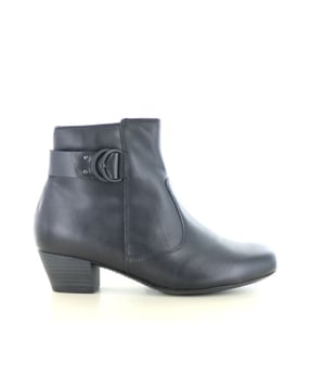 
Elegant, comfortabel en functioneel – de Waldläufer 670706 enkellaars in klassiek zwart is een must-have voor iedere vrouw die waarde hecht aan stijl én voetcomfort. Deze laars is uitgevoerd in soepel en duurzaam leer, en voorzien van een extra brede pasvorm (wijdtemaat K), speciaal ontwikkeld voor dames met een bredere voet.De blokhak van 3,5 cm geeft net dat beetje extra elegantie zonder in te leveren op loopcomfort. Dankzij de ritssluiting aan de binnenzijde trek je de laars moeiteloos aan en uit. De subtiele siergesp aan de zijkant zorgt voor een modieuze afwerking en geeft deze laars een verfijnde uitstraling.Het model is voorzien van een uitneembaar voetbed, zodat je eenvoudig je eigen steunzolen kunt gebruiken – ideaal voor wie extra ondersteuning nodig heeft. De zachte voering en stevige loopzool zorgen voor een prettige demping en goede stabiliteit, de hele dag door.Waldläufer staat bekend om haar focus op voetgezondheid, draagcomfort en hoogwaardige afwerking – eigenschappen die deze enkellaars tot een perfecte keuze maken voor dagelijks gebruik, werk of een nettere gelegenheid.