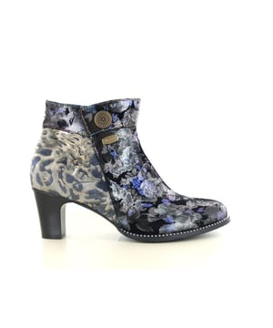 
De Laura Vita Elcodieo 43 enkellaars is allesbehalve doorsnee. Deze unieke dameslaars combineert artistieke expressie met dagelijks draagcomfort. De prachtige mix van bloemenprints, dierenmotieven en metallic accenten maakt deze laars een echte eyecatcher. Perfect voor vrouwen die hun eigen stijl durven te laten zien.Gemaakt van hoogwaardig leer in een opvallende acier/blauw-zwart combi, straalt deze enkellaars karakter en vrouwelijkheid uit. De decoratieve knoop en fijne stiksels versterken het luxe gevoel. De ritssluiting aan de binnenkant zorgt voor makkelijk aan- en uittrekken, terwijl de stevige blokhak van 5,5 cm je moeiteloos extra lengte geeft zonder in te leveren op stabiliteit.Het Franse merk Laura Vita staat bekend om haar kleurrijke en speelse ontwerpen met oog voor detail. De Elcodieo 43 is ideaal voor speciale gelegenheden, feestjes of als statement piece onder een eenvoudige outfit. Met deze laars aan je voeten ben je gegarandeerd het stijlvolste middelpunt van de dag of avond.