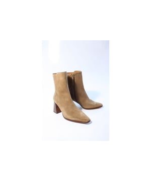 
Merk: Angel Alarcon, Model: Enkellaars, Materiaal: Suede, Hakhoogte: 8 cm, Kleur: Bruin
