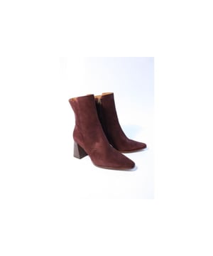 
Merk: Angel Alarcon, Model: Enkellaars, Materiaal: Suede, Hakhoogte: 8 cm, Kleur: Bordeaux