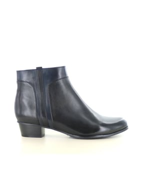 
De Regarde Le Ciel Stefany 398 is de ultieme enkellaars voor dames die houden van stijl en comfort in één. Gemaakt van uitzonderlijk soepel leer, vormt deze laars zich razendsnel naar de vorm van je voet, wat resulteert in een perfecte pasvorm en ultiem draagcomfort.De ingetogen uitstraling en elegante belijning maken deze laars een tijdloze klassieker die moeiteloos combineert met zowel zakelijke als casual outfits. De lage blokhak van 2,5 cm biedt precies genoeg verhoging zonder in te boeten op stabiliteit of loopgemak – ideaal voor lange dagen.Dankzij de praktische ritssluiting trek je de Stefany 398 eenvoudig aan en uit. De donkerblauwe/zwarte kleur zorgt voor een chique, veelzijdige look die bij vrijwel elke garderobe past. Een must-have voor de moderne vrouw die verfijning én comfort zoekt.