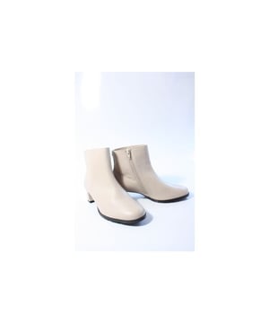 
Merk: Hassia, Model: Enkellaars, Materiaal: Leer, Breedtemaat: H, Hakhoogte: 4 cm, Kleur: Beige, Uitneembaar voetbed: Ja