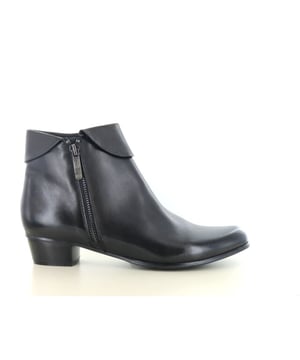
De Regarde le Ciel Stefany 03 Black is een elegante enkellaars die comfort en stijl perfect combineert. Vervaardigd uit hoogwaardig, zacht leer in een diepe zwarte tint, straalt deze laars klasse en verfijning uit. De subtiele belijning en verfijnde stiksels geven het ontwerp een tijdloos karakter, waardoor deze schoen moeiteloos bij elke outfit past.Dankzij de praktische ritssluiting is de laars eenvoudig aan en uit te trekken, terwijl de comfortabele pasvorm ervoor zorgt dat je hem de hele dag door met plezier draagt. Perfect onder een jurk, rok of een mooie broek – de Stefany 03 is een veelzijdige toevoeging aan je schoenencollectie.Waarom Regarde le Ciel?Regarde le Ciel staat bekend om haar luxe leren schoenen met een focus op vakmanschap, comfort en tijdloos design. Het merk gebruikt zorgvuldig geselecteerde materialen en combineert deze met elegante stijlen, zodat je verzekerd bent van schoenen die er prachtig uitzien en heerlijk dragen.