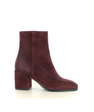 
De DWRS Label Arvin is een verfijnde enkellaars voor dames, uitgevoerd in rijk bordeauxrood suède. Met zijn minimalistische lijnen, zachte textuur en elegante blokhak is dit laarsje een perfecte mix van stijl en comfort. De hak biedt extra stabiliteit, waardoor je moeiteloos de hele dag op niveau blijft – of je nu naar kantoor gaat, een avond uit plant of een chique diner bezoekt.Dankzij de handige ritssluiting trek je deze laarzen eenvoudig aan en uit, terwijl de zachte voering en kwalitatieve afwerking zorgen voor langdurig draagplezier. Het tijdloze ontwerp maakt de Arvin tot een veelzijdige klassieker in je garderobe, ideaal te combineren met jurken, rokken of een stijlvolle broek.Waarom kiezen voor DWRS Label?DWRS Label staat bekend om modieuze schoenen met een perfecte balans tussen comfort en trendgevoel. Elk model is met zorg ontworpen en gemaakt van hoogwaardige materialen, zodat je altijd verzekerd bent van kwaliteit én stijl.