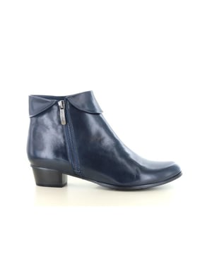 
De Regarde le Ciel Stefany 03 is een elegante leren enkellaars voor dames, ontworpen voor vrouwen die stijl en comfort willen combineren. Het hoogwaardige leer voelt soepel aan en vormt zich prachtig naar de voet, terwijl de diepzwarte kleur zorgt voor een klassieke en veelzijdige look.Met de lage, stabiele hak loop je de hele dag comfortabel, terwijl de zachte voering je voeten verwent bij iedere stap. De elegante omslag bij de schacht geeft deze laars een verfijnd detail dat je outfit net dat beetje extra allure geeft. Dankzij de handige ritssluiting trek je de laars moeiteloos aan en uit, ideaal voor dagelijks gebruik.Waarom Regarde le Ciel?Regarde le Ciel staat bekend om zijn vakmanschap, tijdloze ontwerpen en gebruik van de beste materialen. Het merk weet als geen ander klassieke elegantie te combineren met draagcomfort, zodat je laarzen niet alleen mooi zijn om te zien, maar ook fijn zijn om te dragen.