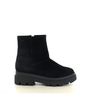 
De DWRS Oslo zwarte enkellaars is dé must-have voor het winterseizoen. Gemaakt van hoogwaardig zwart suède, combineert deze schoen een stoere uitstraling met ultiem draagcomfort. De grove chunky zool geeft de laars een trendy, robuuste look en zorgt tegelijkertijd voor extra grip en stabiliteit tijdens het lopen.Dankzij de warme voering blijven je voeten heerlijk behaaglijk, zelfs tijdens de koudste dagen. Het instapmodel zonder rits maakt de Oslo praktisch in gebruik: je trekt de laars gemakkelijk aan en uit. Deze veelzijdige enkellaars is niet alleen stijlvol, maar ook functioneel en duurzaam – ideaal voor dagelijks gebruik.Of je nu kiest voor een casual outfit met jeans en trui of een stoere winterlook, de DWRS Oslo zwarte enkellaars voegt altijd een eigentijdse touch toe aan je outfit.