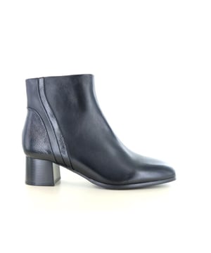 
De Regarde le Ciel Piera 10 enkellaars in zwart leer is de perfecte mix van stijl en comfort. Deze elegante laars is gemaakt van hoogwaardig, soepel leer dat zich moeiteloos vormt naar de voet. De subtiele glans en de verfijnde afwerking maken dit model tot een tijdloze klassieker die in geen garderobe mag ontbreken.De blokhak van circa 3 cm biedt stabiliteit en loopgemak, zodat je de hele dag door stijlvol én comfortabel blijft. Dankzij de praktische ritssluiting trek je de laars eenvoudig aan en uit. Het verwisselbare voetbed maakt het mogelijk om eigen steunzolen te gebruiken, waardoor deze laars ook geschikt is voor dames die extra ondersteuning wensen.Of je nu kiest voor een nette outfit op kantoor of een casual look in het weekend: de Regarde le Ciel Piera 10 is een veelzijdige enkellaars die elke outfit een stijlvolle upgrade geeft.
