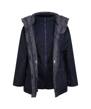 
Waterdicht, winddicht en ademend Isotex 10000 taslanweefsel van 100% polyester Verborgen capuchon met verstellers Stormflap met noppen Verstelbare manchetten 2 onderste zakken met handwarmers met ritssluiting en 2 onderste cargozakken.