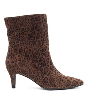 
<p>De Babouche Alison is een stijlvol paar enkellaarzen dat elegantie en comfort moeiteloos combineert. Deze verfijnde dames laarsjes zijn uitgevoerd in beige en zwart suède en vallen direct op door hun modieuze cheeta print, die elke outfit een speelse en trendy touch geeft. Dankzij het hoogwaardige suède voelt het bovenwerk zacht aan, terwijl het design tijdloos en veelzijdig blijft.</p>
<p>Binnenin zorgen de prettige voering en het comfortabele leren voetbed voor optimaal draagplezier. Dit maakt de Alison niet alleen modieus, maar ook praktisch en aangenaam om de hele dag te dragen. De elegante naaldhak van 5 cm hoog geeft je extra lengte en een vrouwelijke uitstraling, zonder in te leveren op stabiliteit of comfort.</p>
<p>De subtiele details en de herkenbare Babouche-branding benadrukken de luxe uitstraling van deze schoen. Of je ze nu combineert met een casual jeans of een chique jurk, de Alison biedt eindeloze stylingmogelijkheden.</p>
<p>Als veelzijdige damesschoenen zijn de Ba