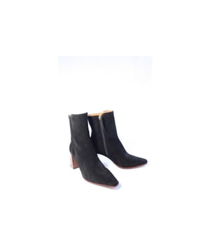 
Merk: Angel Alarcon, Model: Enkellaars, Materiaal: Suede, Hakhoogte: 8 cm, Kleur: Zwart