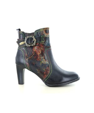 
De Laura Vita Alcbaneo 265 is een enkellaars die elegantie combineert met een gedurfd design. Gemaakt van hoogwaardig leer en afgewerkt met een kleurrijke bloemenprint en een decoratieve gesp, is dit model een echte eyecatcher. De contrasterende stiksels en verfijnde details geven de laars een unieke uitstraling die typisch is voor Laura Vita – stijlvol, origineel en altijd verrassend.De ritssluiting zorgt voor gebruiksgemak, terwijl de elegante hak de laars een vrouwelijke en chique uitstraling geeft. Het zachte leer past zich comfortabel aan de voet aan, waardoor je geniet van zowel stijl als draagcomfort.Laura Vita staat bekend om haar artistieke en kleurrijke ontwerpen, speciaal voor vrouwen die durven op te vallen en hun persoonlijkheid willen laten zien. Deze enkellaars is ideaal om je outfit direct een bijzondere en modieuze twist te geven, of je hem nu draagt bij een casual look of een feestelijke gelegenheid.
