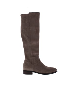 
<h2>Di Lauro Janine Dames Laars </h2> <p> Deze lange stretch laars van <b>Di Lauro</b> is gemaakt van de hoogste kwaliteit<b> stretch suède</b>. Door dit elastische materiaal sluit deze laars perfect aan op het been en heeft het een breed pas bereik. De hak is 2 cm hoog, het is een platte laars met een rubber zool. De vorm van de voet is rond, maar wel pittig. Het bijzondere aan deze laars is dat er geen ritssluiting nodig is om deze makkelijk aan en uit te trekken. De voet van de laars is helemaal met leer gevoerd en heeft een vast voetbed. Kortom een<b> fijne representatieve laars</b> voor iedere dag. </p> <h3>Eigenschappen </h3> <ul> <li> Suedè stretch </li> <li> Stabiele hak </li> <li> Rubber zool </li> <li> Over de kuit </li> <li> Onderhoud met Carbon Pro </li> </ul>