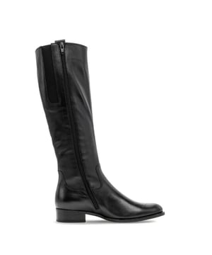 
De Gabor 71.647 lange laars is de perfecte keuze voor dames die stijl en comfort willen combineren. Uitgevoerd in hoogwaardig zwart leer en voorzien van een slanke schacht met XS-wijdte, sluit deze laars prachtig aan rond smallere kuiten. Dankzij de praktische ritssluiting trek je de laars moeiteloos aan en uit.Het tijdloze design en de lage hak maken deze laars veelzijdig en geschikt voor elke gelegenheid. Combineer hem met een jurk, rok of skinny jeans voor een elegante, vrouwelijke uitstraling. Zoals altijd levert Gabor ook hier de vertrouwde kwaliteit: een comfortabele pasvorm en duurzame materialen die jarenlang mooi blijven.