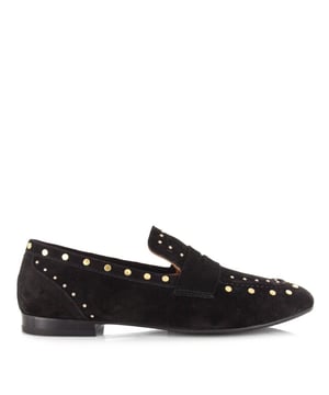 
<p>De Avery van Babouche is een stijlvolle en eigentijdse interpretatie van de klassieke dames loafers. Deze zwarte damesschoenen zijn uitgevoerd in hoogwaardig suède en combineren moeiteloos elegantie met een edgy flair. Wat deze instappers écht bijzonder maakt, is de unieke afwerking met grote en kleine studs, die zorgen voor een gedurfde twist aan een tijdloos silhouet.</p>
<p>De Avery loafers zijn ontworpen voor de moderne vrouw die houdt van klassieke elementen met een opvallend detail. De subtiele kleine hak geeft net dat beetje extra hoogte zonder in te leveren op comfort. De leren voering zorgt voor een aangename pasvorm en ademend vermogen, ideaal voor dagelijks gebruik of een lange dag op kantoor.</p>
<p>Deze loafers zijn veelzijdig en eenvoudig te combineren met zowel zakelijke outfits als casual looks. Draag ze onder een pantalon, rok of jeans en voeg een statement toe aan elke outfit. Of je nu naar je werk gaat of een dagje uit plant, de Avery is de perfecte balans tussen