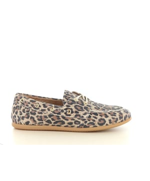 
De DWRS Label Latty is dé schoen voor dames die houden van stijl, gemak en een tikkeltje lef. Deze instapper is uitgevoerd in hoogwaardig suède en voorzien van een trendy leopard print, waardoor hij meteen in het oog springt. De combinatie van luxe materiaal en modieus design maakt dit model een must-have voor dit seizoen.Het instapmodel zorgt voor ultiem gemak: je schuift ze zo aan en bent direct klaar om te gaan. Dankzij de comfortabele zool met fijne demping geniet je de hele dag van een prettige pasvorm, of je nu naar kantoor gaat, een lunchafspraak hebt of een avondje uit.DWRS Label staat bekend om eigentijdse schoenen die altijd een unieke twist hebben. De Latty instapper is daar een prachtig voorbeeld van: opvallend, trendy en toch comfortabel genoeg om elke dag te dragen.