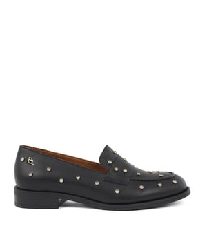 
<p>W-Kassy-1 black van Babouche is een stijlvolle en eigentijdse interpretatie van de klassieke dames loafers. Deze zwarte damesschoenen zijn uitgevoerd in hoogwaardig leer en combineren moeiteloos elegantie met een edgy flair. Wat deze instappers écht bijzonder maakt, is de unieke afwerking met kleine kraaltjes met kopere stuts, die zorgen voor een gedurfde twist aan een tijdloos silhouet.</p>
<p>W-Kassy  black loafers zijn ontworpen voor de moderne vrouw die houdt van klassieke elementen met een opvallend detail. De subtiele kleine hak geeft net dat beetje extra hoogte zonder in te leveren op comfort. De leren voering zorgt voor een aangename pasvorm en ademend vermogen, ideaal voor dagelijks gebruik of een lange dag op kantoor.</p>
<p>Deze loafers zijn veelzijdig en eenvoudig te combineren met zowel zakelijke outfits als casual looks. Draag ze onder een pantalon, rok of jeans en voeg een statement toe aan elke outfit. Of je nu naar je werk gaat of een dagje uit plant, de Avery is de