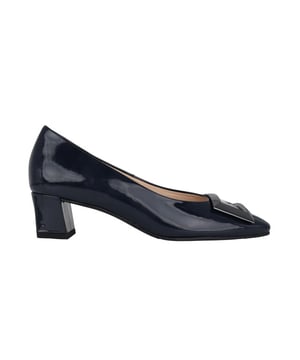 
Onze pumps "Hannah" staan ​​voor klassieke schoonheid in de vorm van een tijdloos silhouet met schuin aflopende blokhakken. Het duurzame lakleer en de elegante gespen geven deze tijdloze, elegante damesschoenen een vleugje glamour. De taps toelopende vorm die uitloopt in een puntige neus benadrukt de elegantie van dit vrouwelijke schoeisel. De leren voering zorgt voor maximaal comfort en de antislipzool zorgt voor een goede grip bij elke stap.