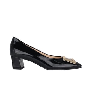 
Onze pumps "Hannah" staan ​​voor klassieke schoonheid in de vorm van een tijdloos silhouet met schuin aflopende blokhakken. Het duurzame lakleer en de elegante gespen geven deze tijdloze, elegante damesschoenen een vleugje glamour. De taps toelopende vorm die uitloopt in een puntige neus benadrukt de elegantie van dit vrouwelijke schoeisel. De leren voering zorgt voor maximaal comfort en de antislipzool zorgt voor een goede grip bij elke stap.