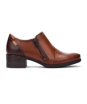 
De Pikolinos Málaga low-heel schoenen hebben een klassieke stijl die is geüpdatet om te passen bij het moderne leven. Alles wat je nodig hebt in schoenen is comfort, design en tijdloosheid, en als ze van goede kwaliteit zijn met leer, heb je alles wat je nodig hebt om erbovenop te komen. Je zult er dol op zijn!