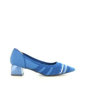 
Ontdek de Hafjes Ravezzo pump, een elegante en comfortabele schoen voor de moderne vrouw. Gemaakt van hoogwaardige stretch-stof, biedt deze pump een perfecte pasvorm doordat het materiaal zich soepel aanpast aan de vorm van uw voet. Ideaal voor dagen waarop u zowel stijl als comfort wilt combineren.De makkelijke instap maakt het aan‑ en uittrekken extra eenvoudig, zonder concessies aan fit. Met de 3 cm blokhak geniet u van een subtiele lift én uitstekende stabiliteit, wat deze pump geschikt maakt voor zowel werk als avondjes uit.
