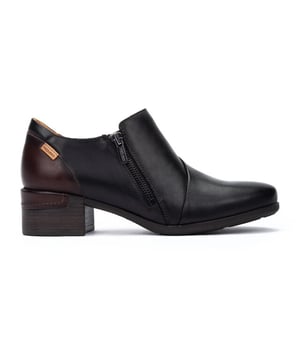 
De Pikolinos Málaga low-heel schoenen hebben een klassieke stijl die is geüpdatet om te passen bij het moderne leven. Alles wat je nodig hebt in schoenen is comfort, design en tijdloosheid, en als ze van goede kwaliteit zijn met leer, heb je alles wat je nodig hebt om erbovenop te komen. Je zult er dol op zijn!